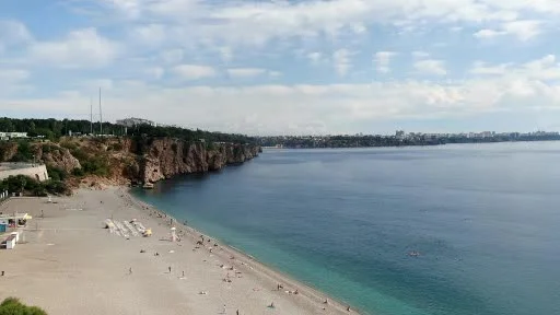 Antalya’da sağanak ardından güneş etkisini gösterince denizin keyfini çıkardılar
