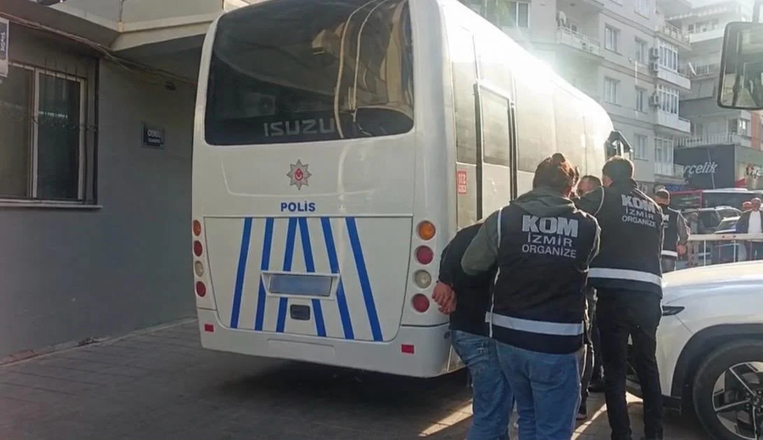 İzmir’de ’Sercan Sayal’ organize suç örgütüne darbe: Kundaklama şüphelisi 4 kişi tutuklandı