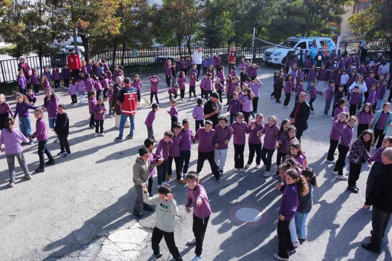Bayburt’ta öğrencilere afet bilinci uygulamalı anlatıldı