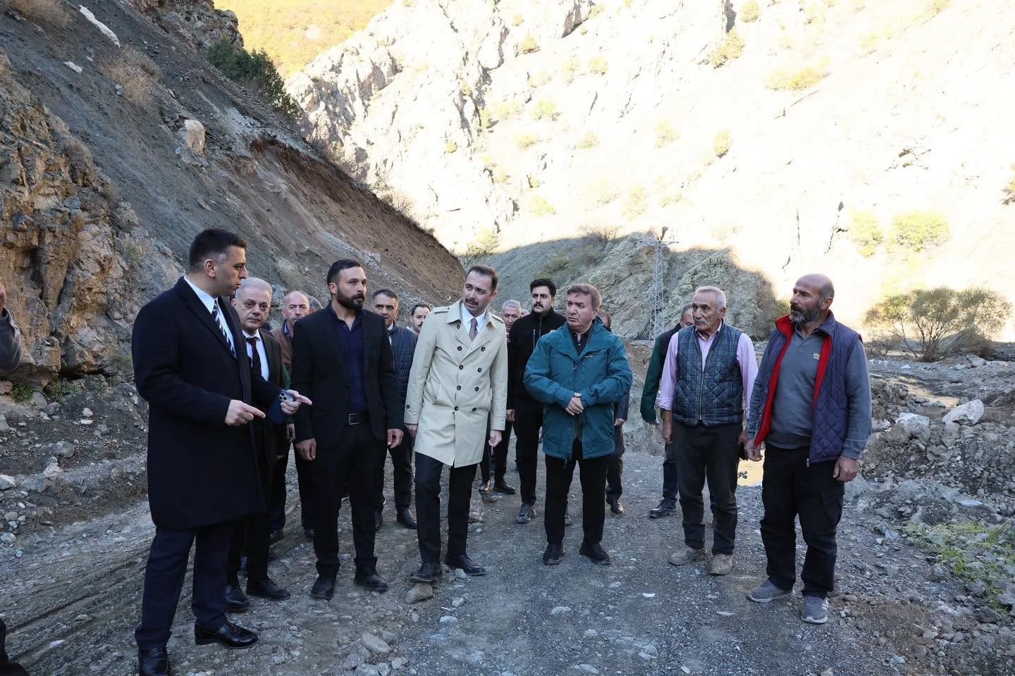 Erzincan’da yağıştan zarar gören köy yolları ve altyapı için çalışma yürütülüyor