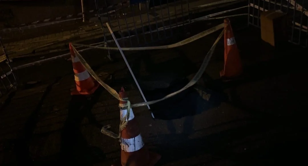 Gaziosmanpaşa’da sağanak sonrası yolda çökme meydana geldi