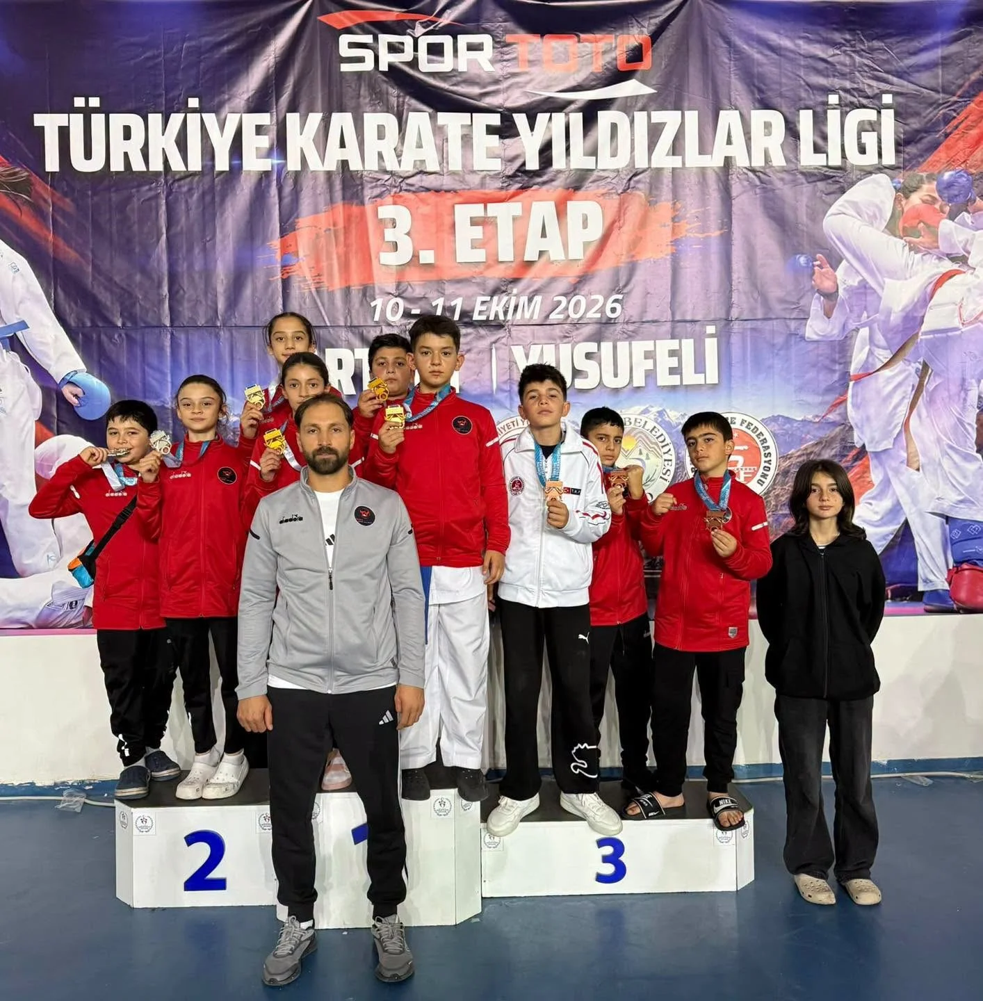 Erzincanlı karateciler Türkiye Yıldızlar Ligi’nde 12 madalya kazandı