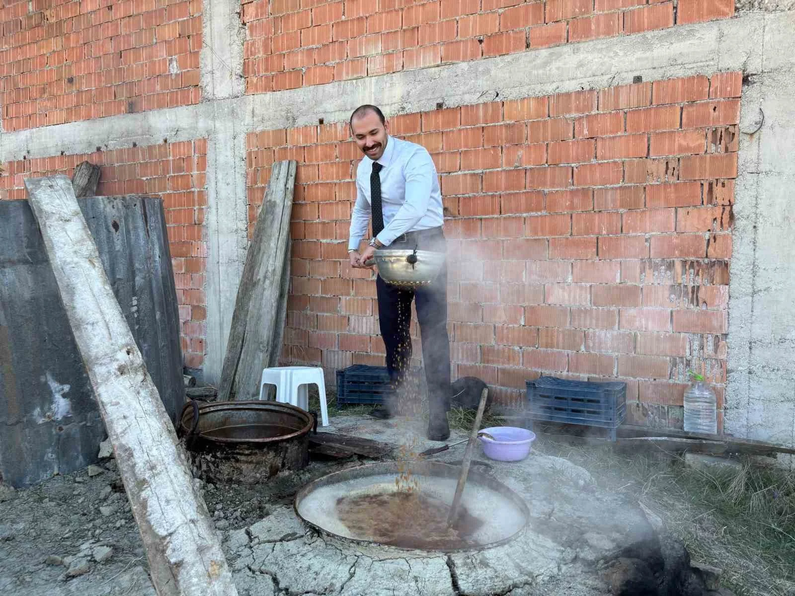 Bolu’da kaymakam ve köylüler birlikte pekmez kaynattı