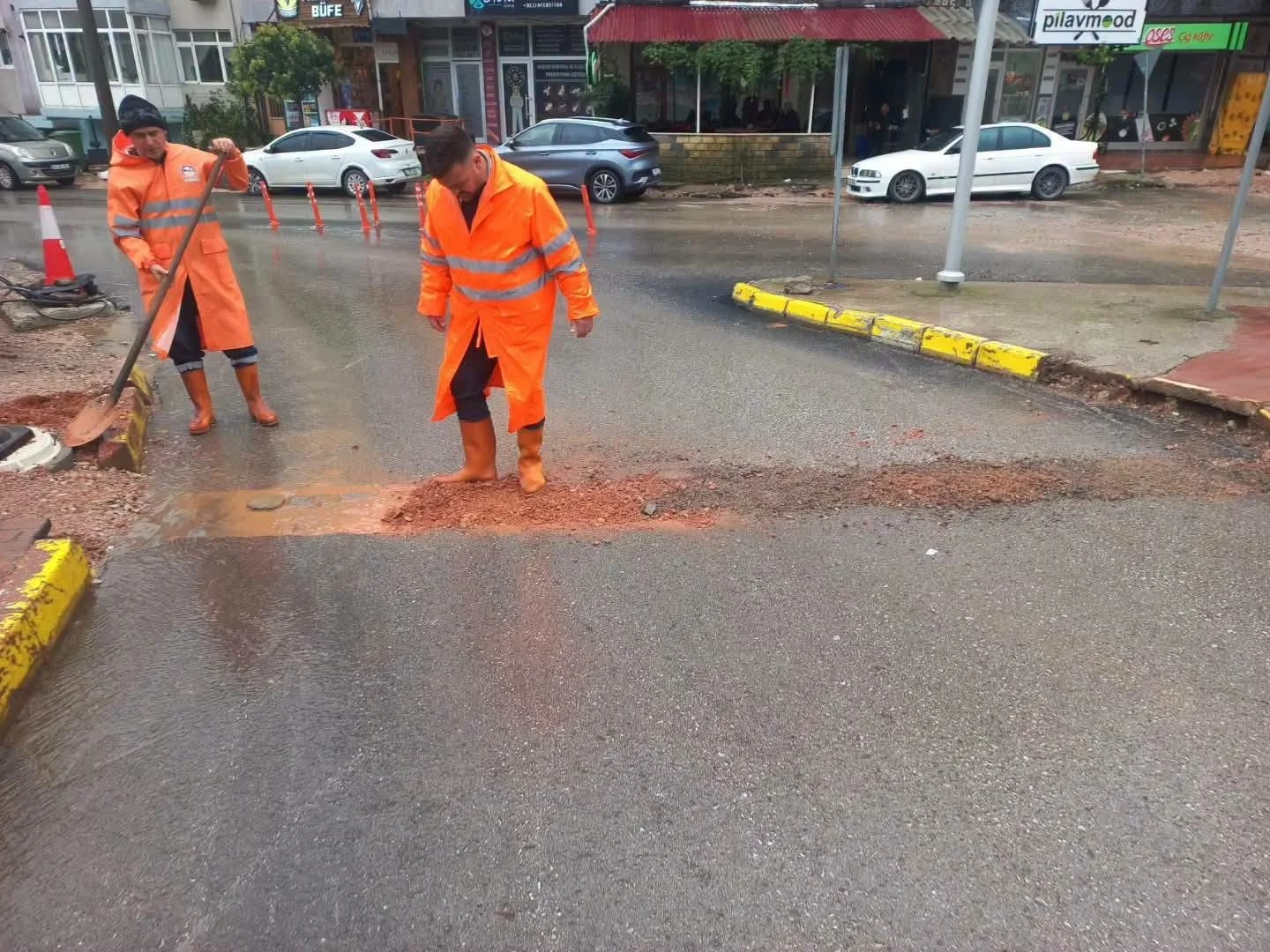 Körfez Belediyesi sağanak yağışa karşı ekipleriyle sahada