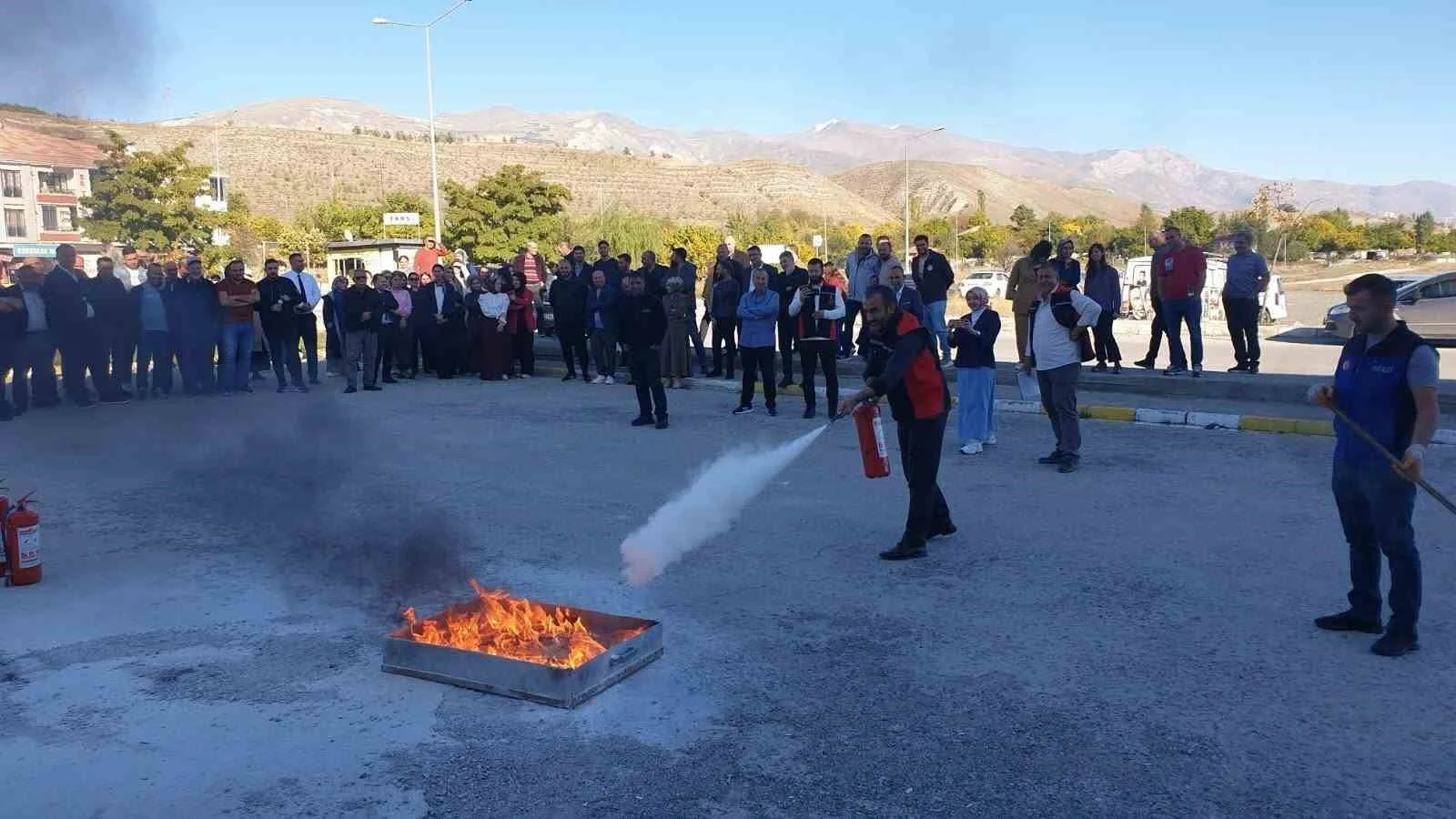 Erzincan İl Sağlık Müdürlüğü personeline yangın söndürme tatbikatı