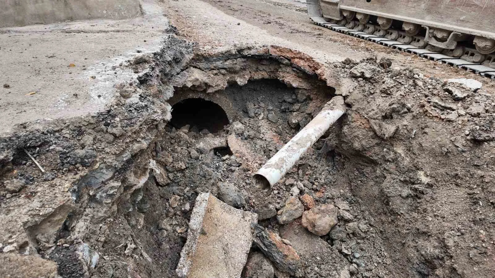 Yayladağı’nda 30 yıllık kanalizasyon hattı yenileniyor