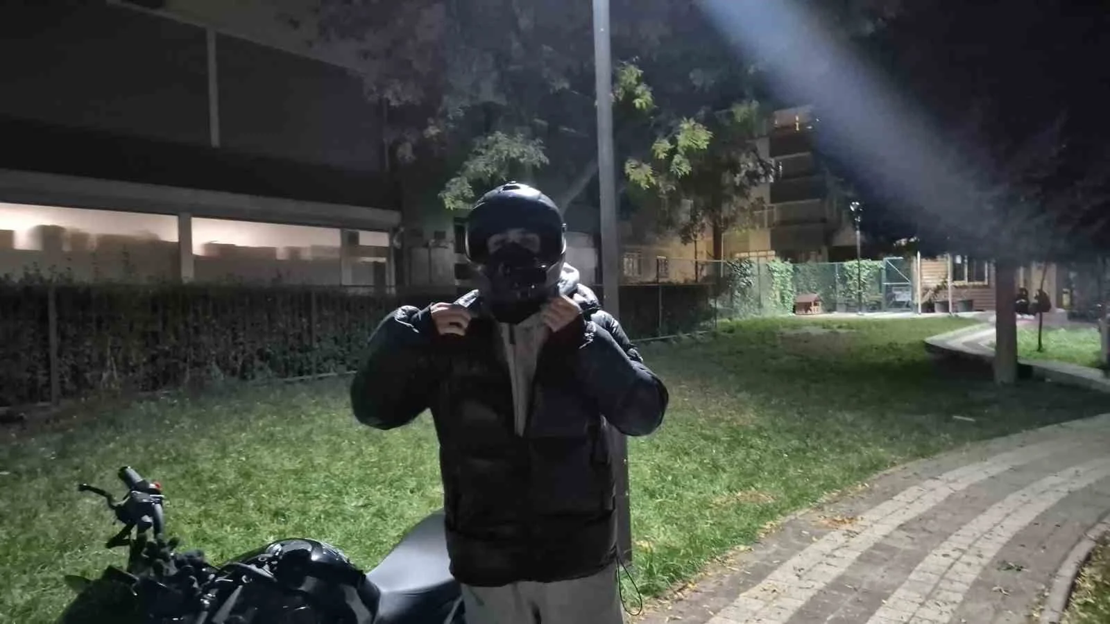 Kadın sürücü trafikte tartıştığı motosikletlinin üzerine yürüdü