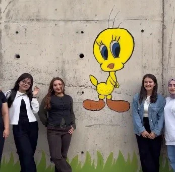 Kahramanmaraş’ta üniversiteli gençlerden ilkokulda renkli boyama etkinliği