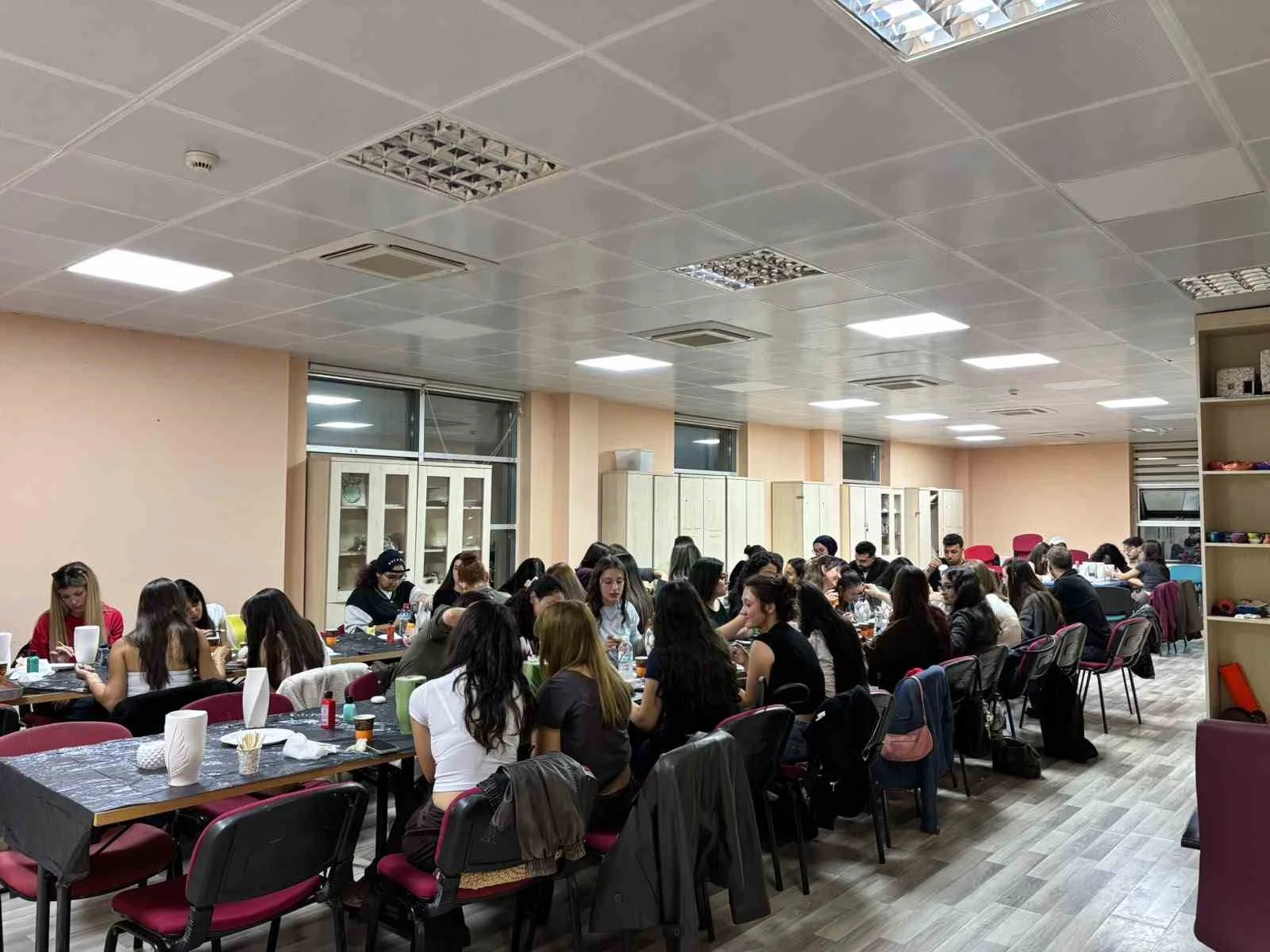 Muğla’da üniversite öğrencileri seramik vazo boyama atölyesinde buluştu