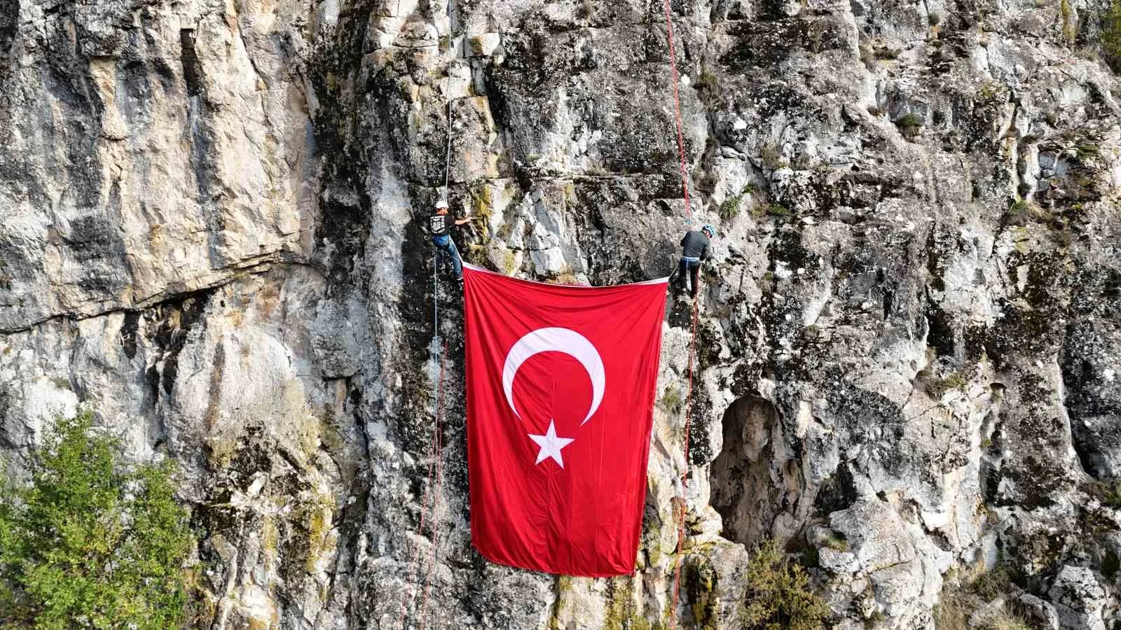 Dağcılar kayalıkta dev Türk bayrağını dalgalandırdı