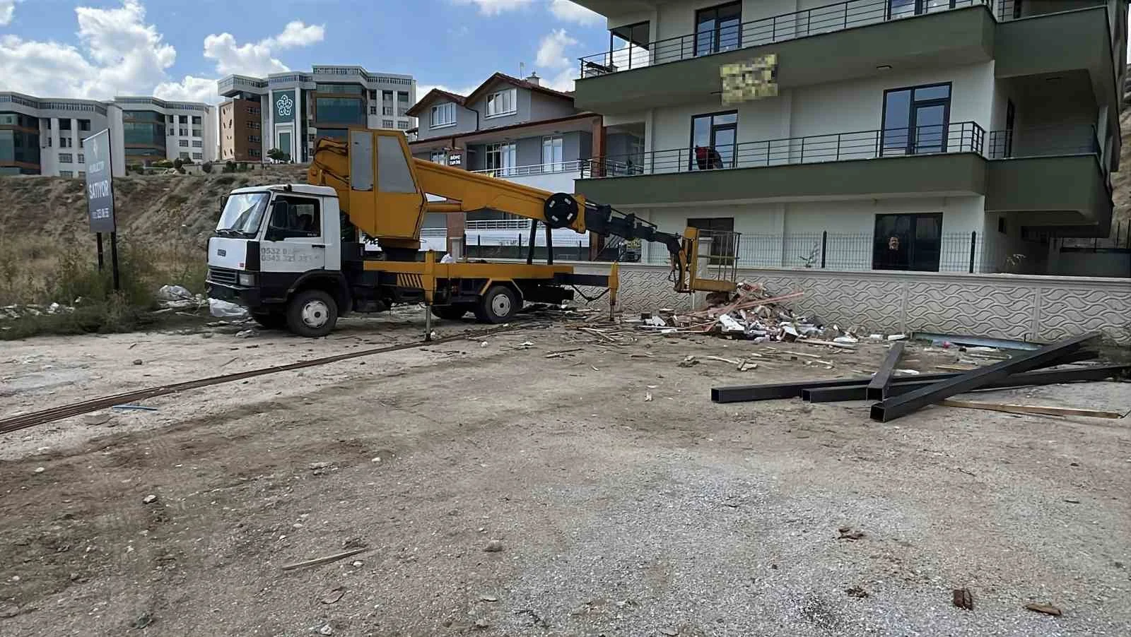 Çatıya demir çıkartmak isterken vinçten düşen işçi yaralandı