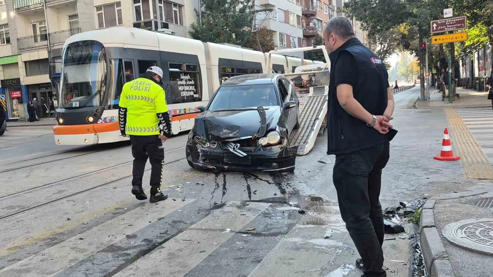 Eskişehir’de iki araç kafa kafaya çarpıştı