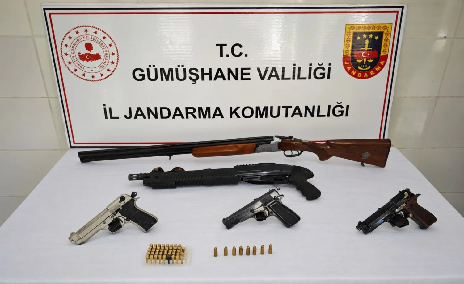 Gümüşhane’de kaçak silah ve içki operasyonu