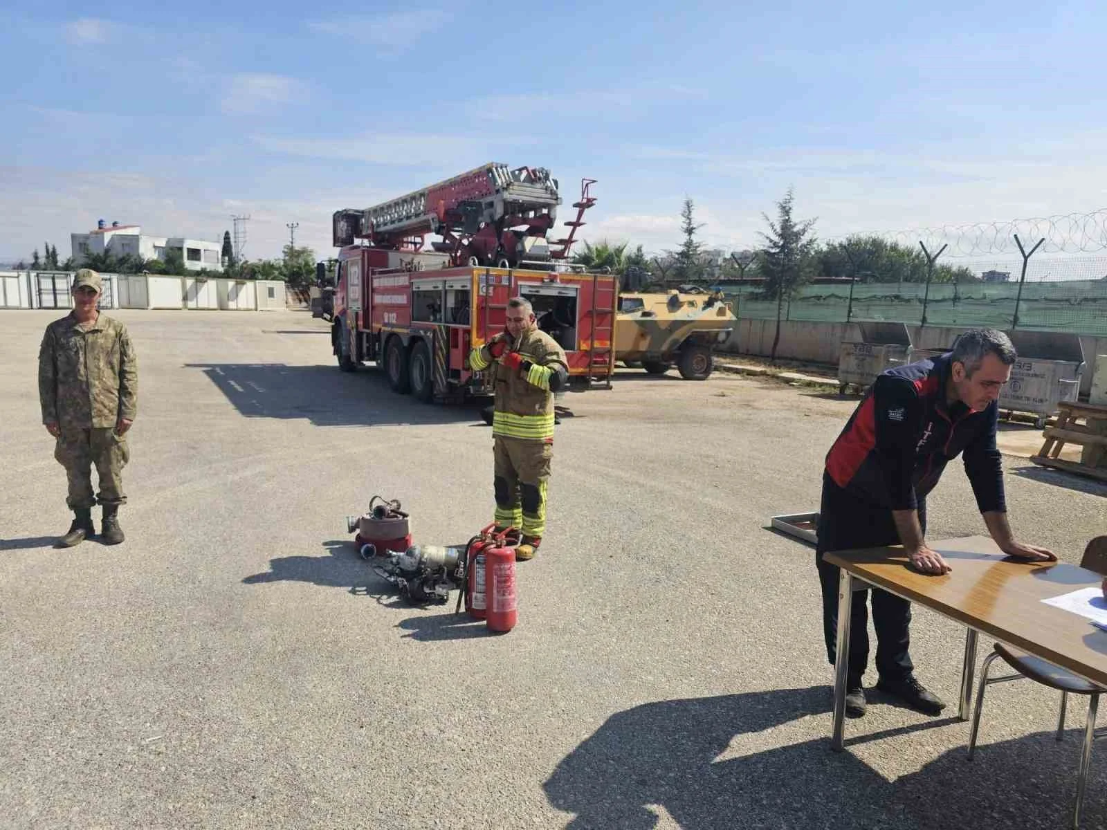 Reyhanlı’da Mehmetçiğe temel yangın eğitimi verildi