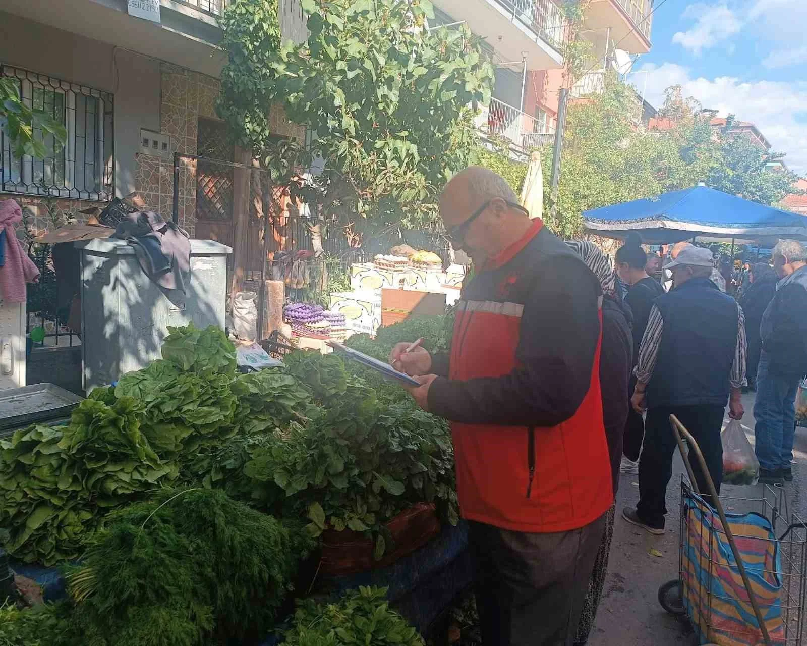 Uşak’ta semt pazarlarında fiyat takibi yapıldı
