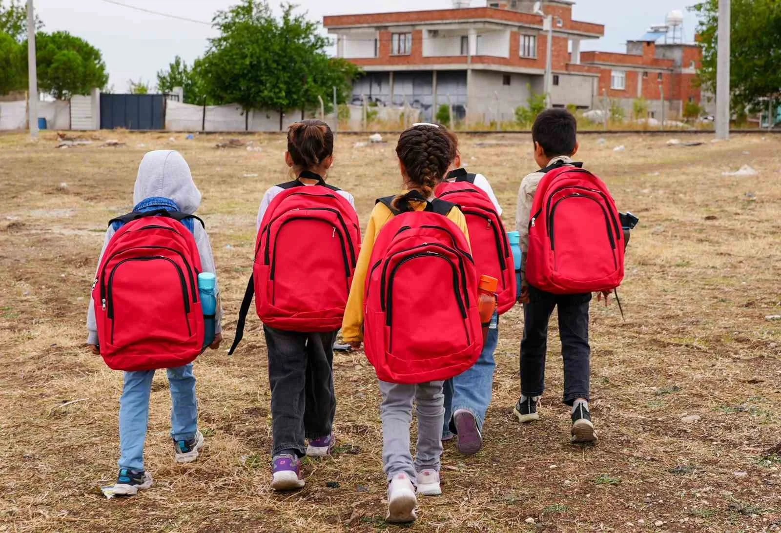 Diyarbakır’da öğrencilere kırtasiye ve çanta desteği