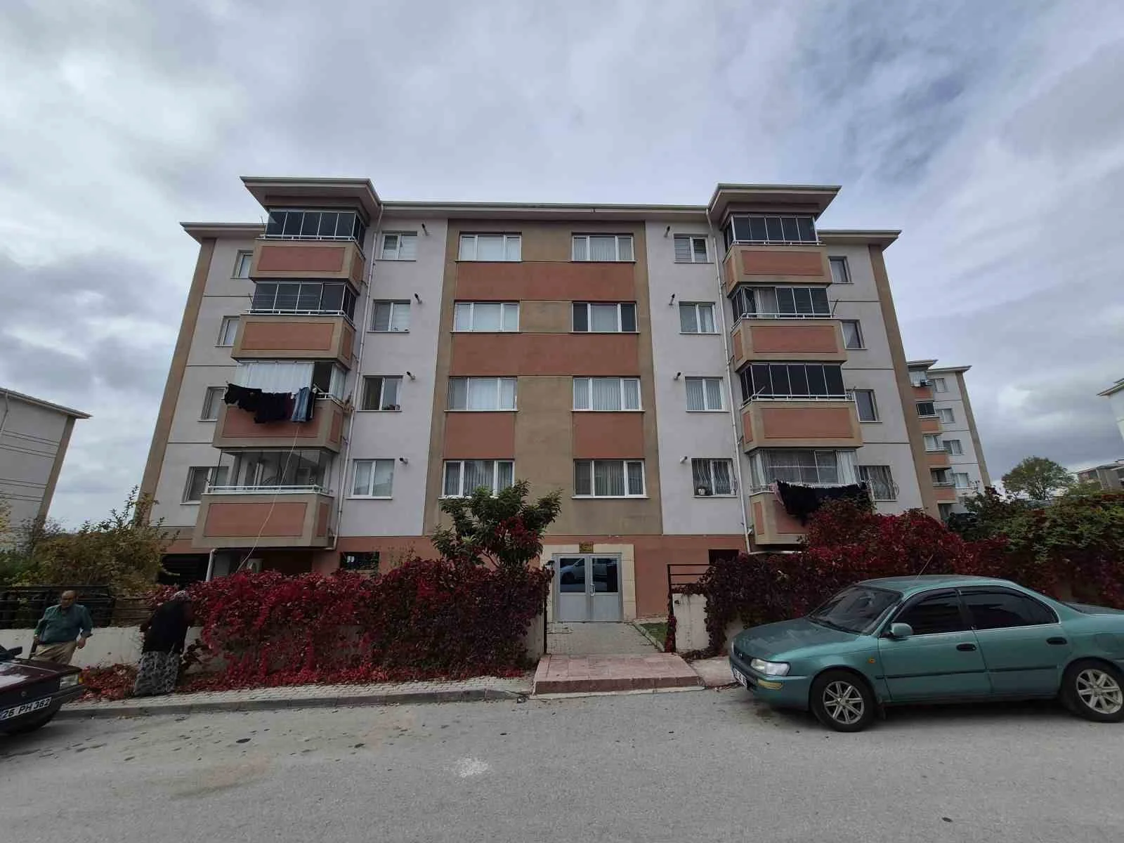 Eskişehir’de 2 yaşındaki çocuk 4 katlı binadan düştü
