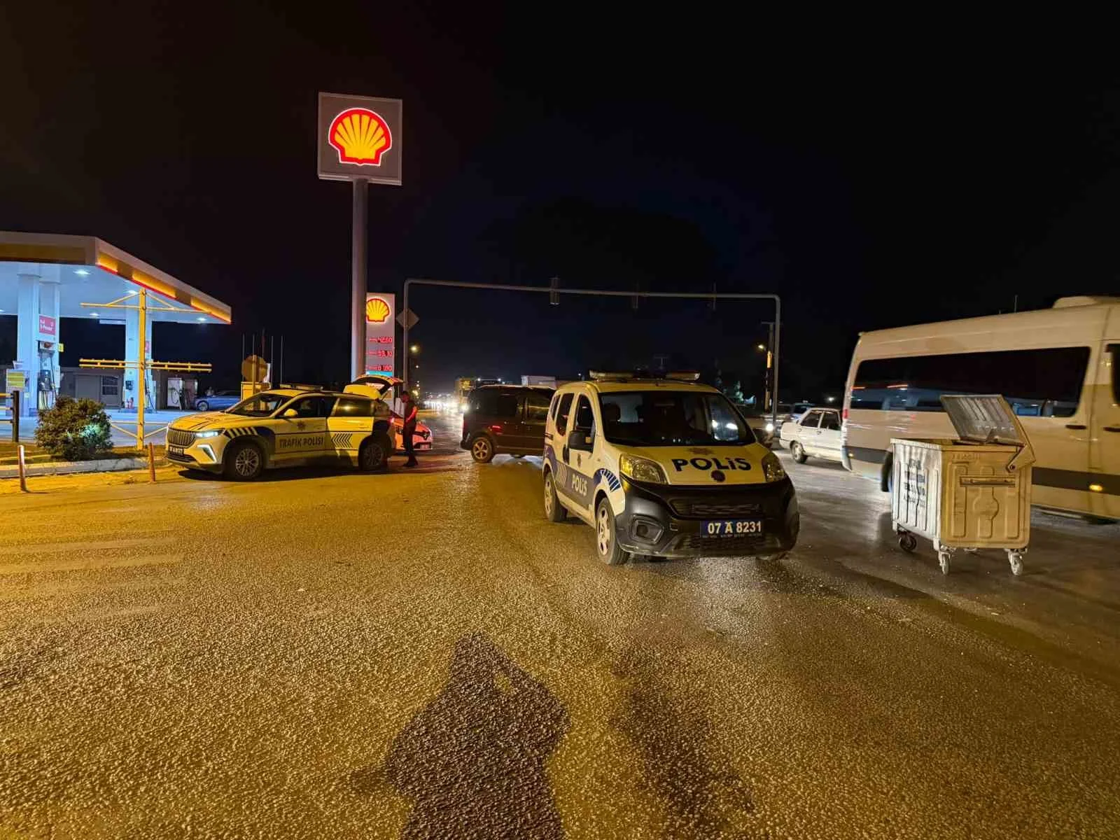 Serik’te otomobil ile kamyon çarpıştı: 3 yaralı