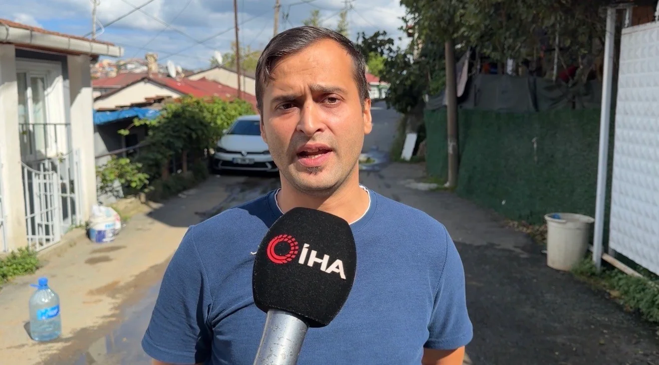 Sarıyer’de evlerinin önünden akan kanalizasyon suyu mahalleliyi isyan ettirdi: "Kendi başımıza belediyecilik yapmaya çalışıyoruz"