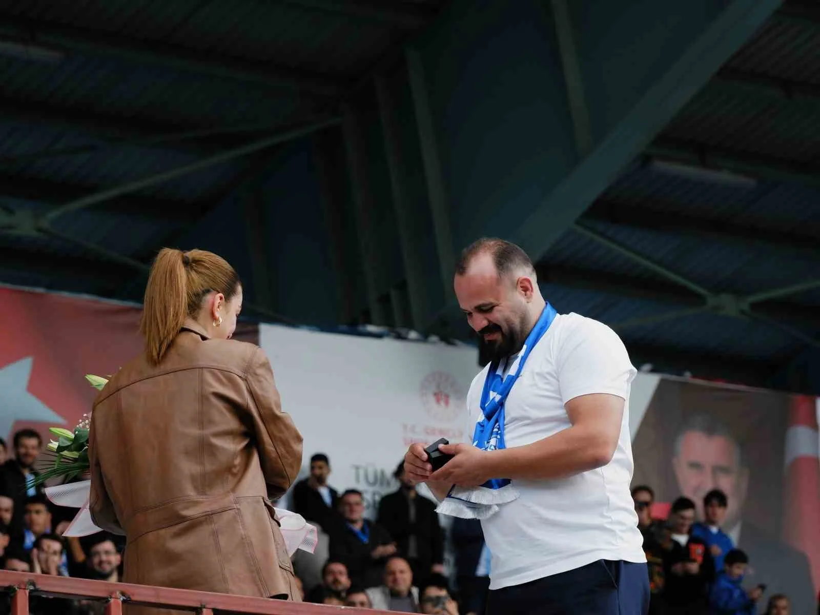 Erzurumspor tribünlerinde evlilik teklifi