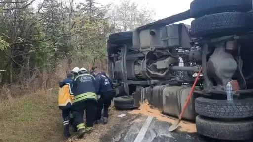 Tekirdağ’da devrilen tır yolu kapattı