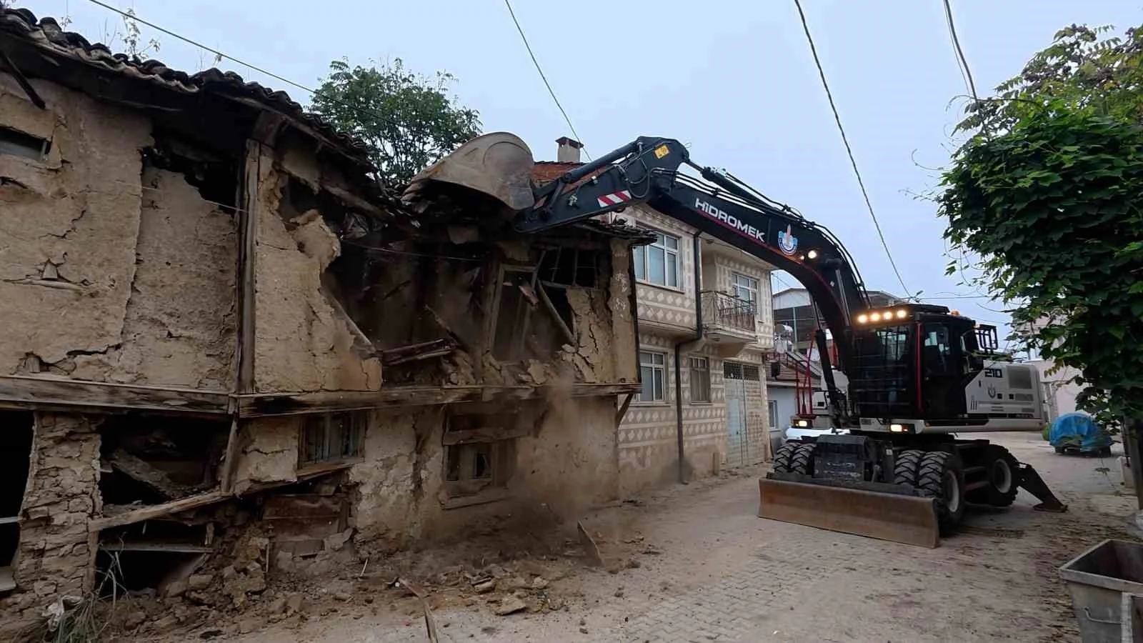 Yenişehir’in kırsal mahallelerindeki metruk binalar da yıkılıyor