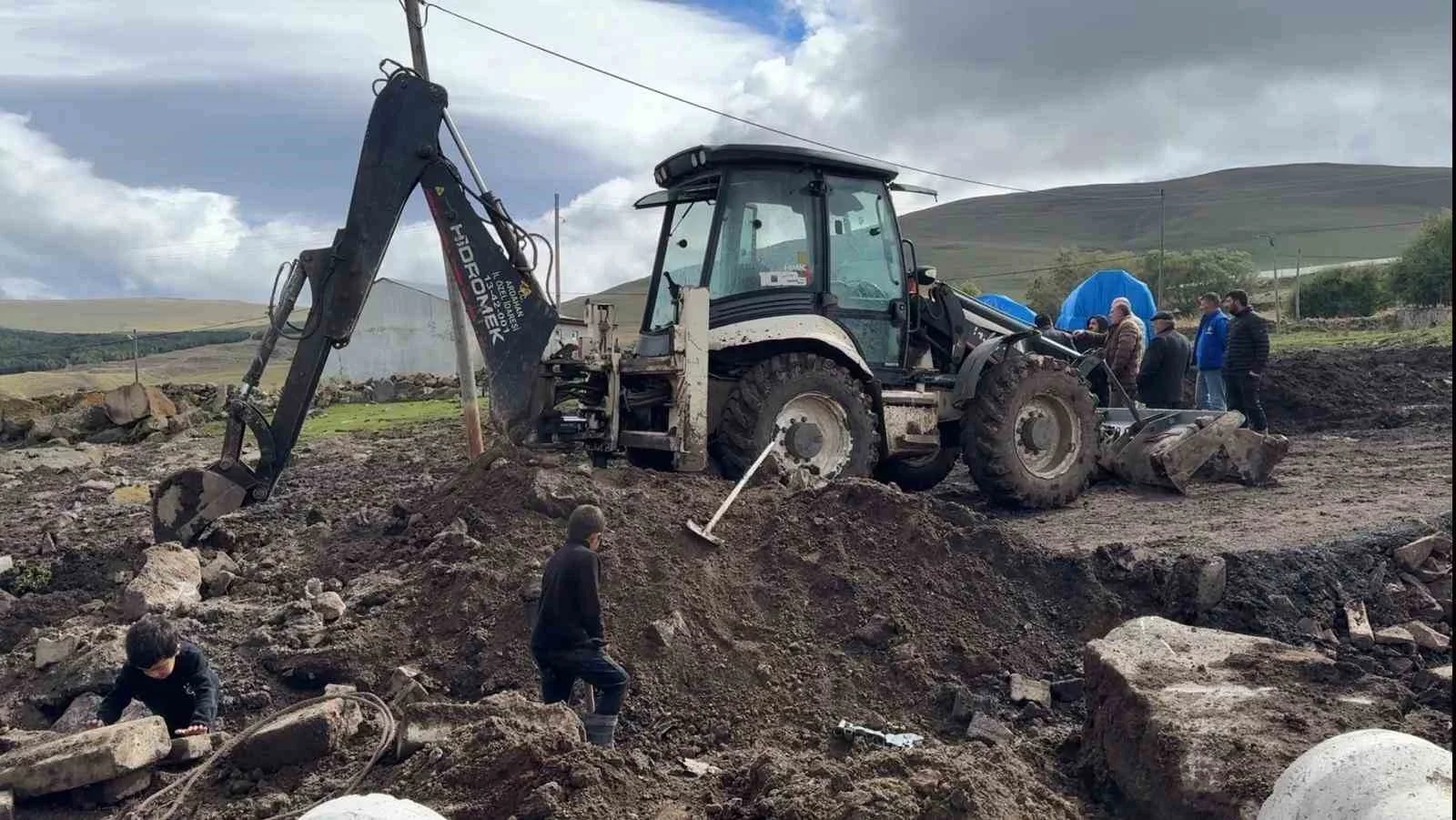 Ardahan’da güvenli ulaşım için köy yollarında genişletme çalışması