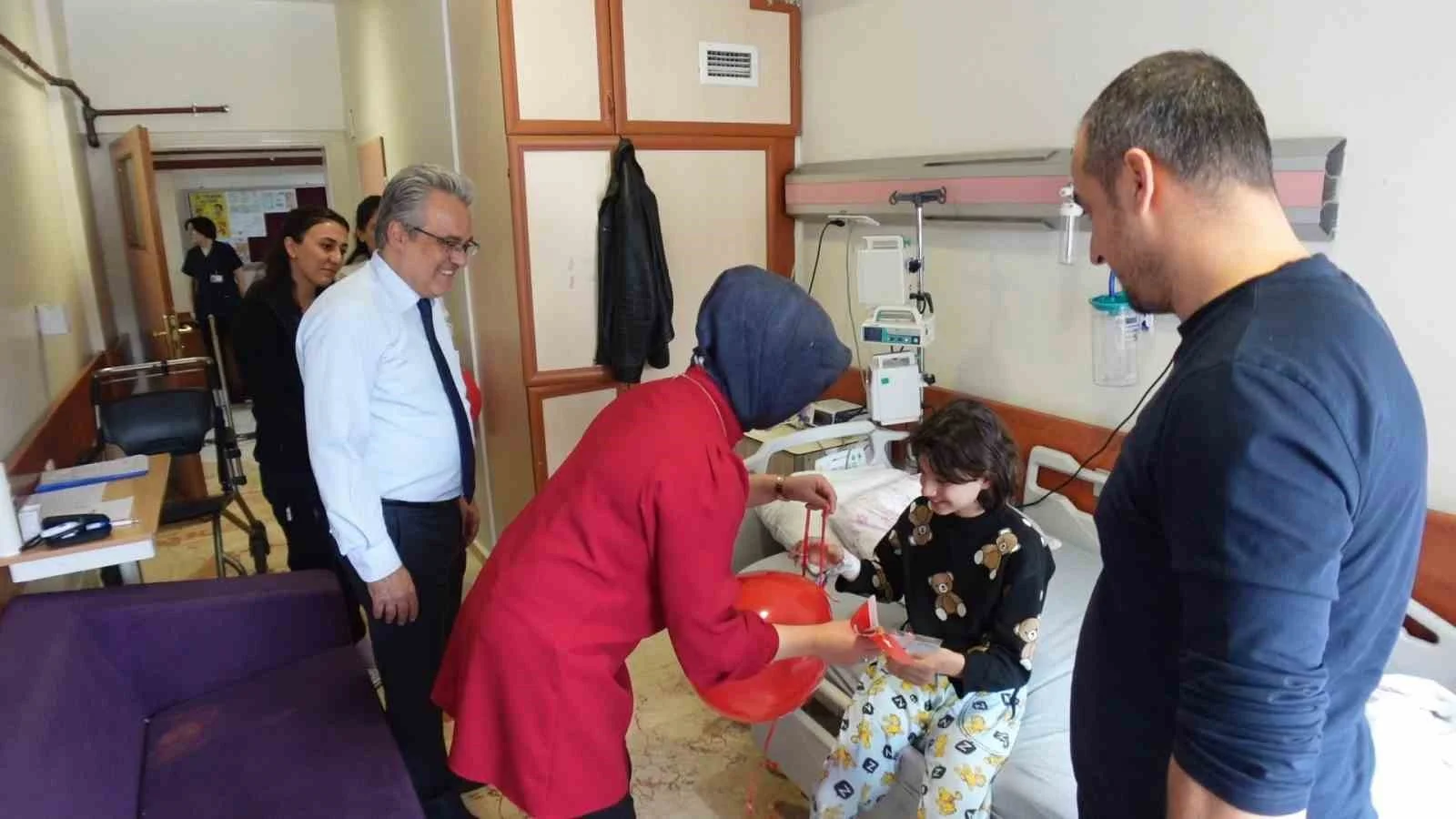 Fırat Üniversitesi Hastanesi’nde minik hastalara 29 Ekim sürprizi