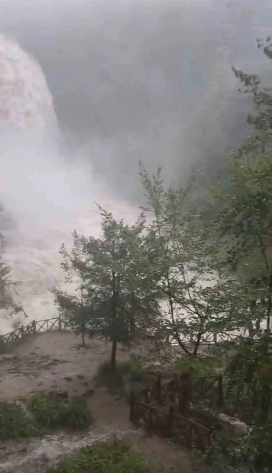 Bursa’da sağanak yağışın etkisiyle Suuçtu Şelalesi coştu