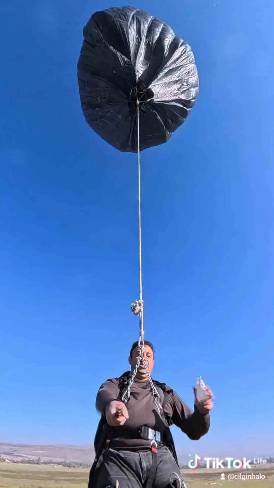 Çöp poşetlerinden güneş enerjisiyle yükselen balon yaptı