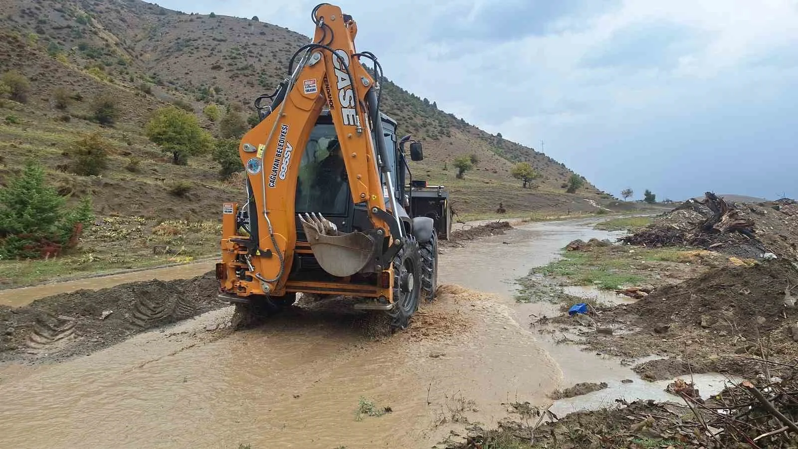Erzincan’da sağanak sonrası sulama kanalları taştı