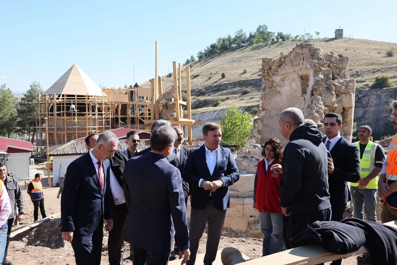 Kemah Sultan Melik Türbesi’ndeki restorasyon çalışmaları incelendi