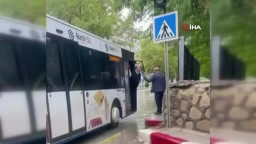 Otobüs şoförü ile kavga eden şahıs şemsiye ile saldırdı