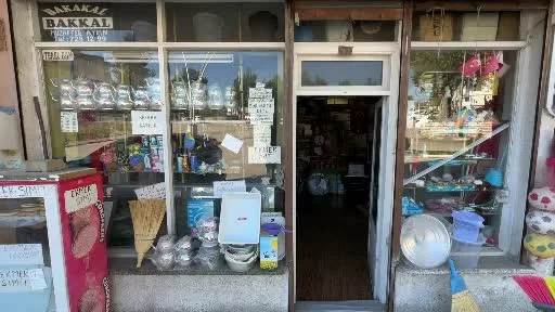 62 yıllık dostunun hatırasını bakkalında yaşatıyor
