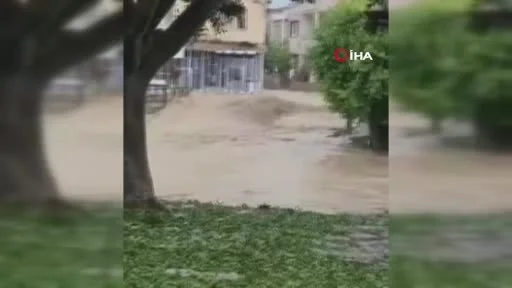 Sağanak yağış sonrası yollar göle döndü, sürücüler zor anlar yaşadı