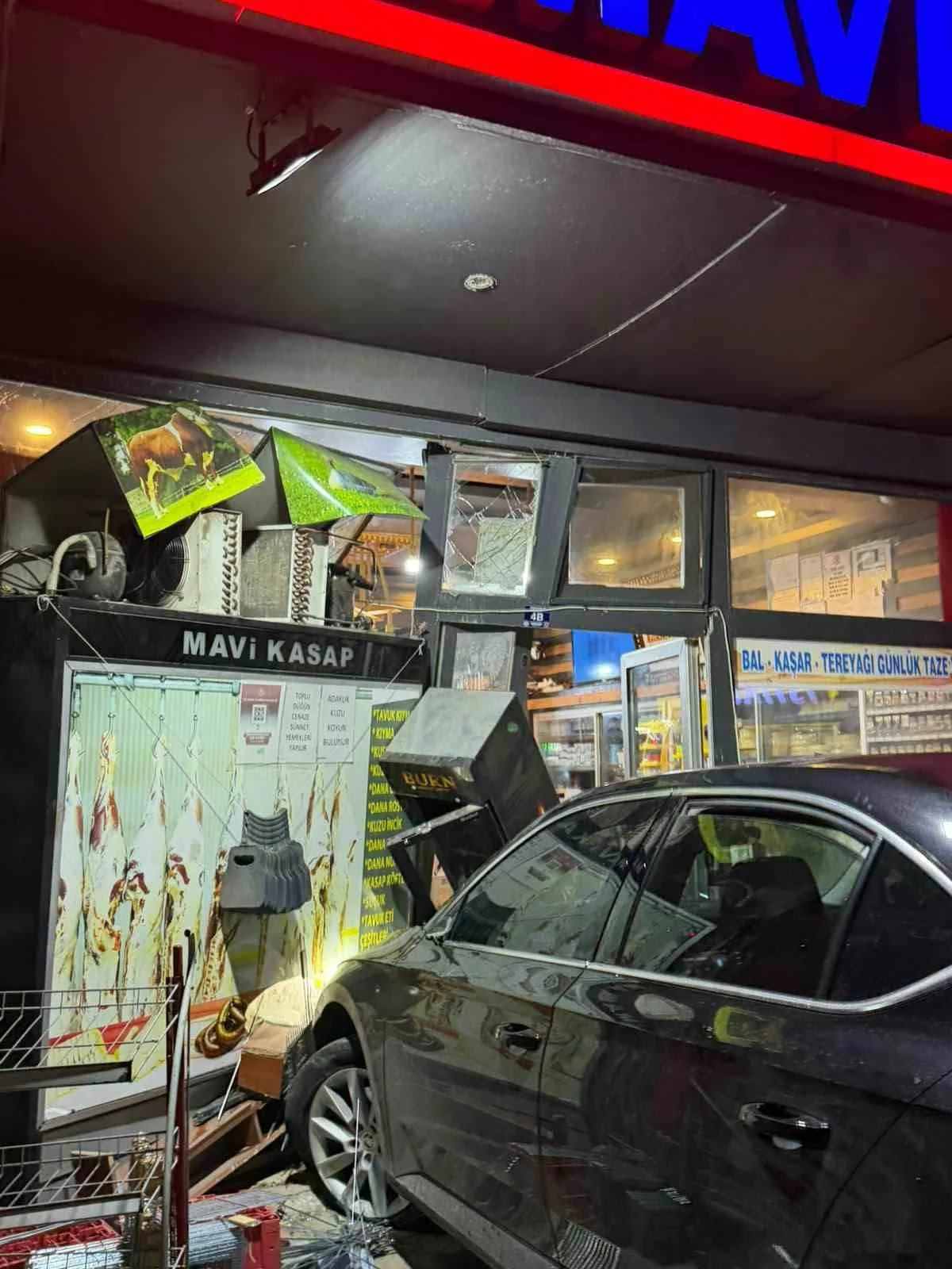 Sarıkamış’ta kontrolden çıkan otomobil iş yerine girdi