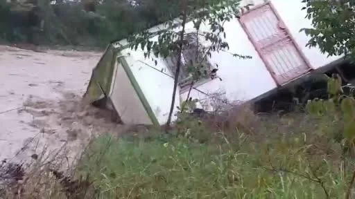 Sakarya’da sel sularına kapılan evler böyle sürüklendi: Evdekiler son anda kurtuldu