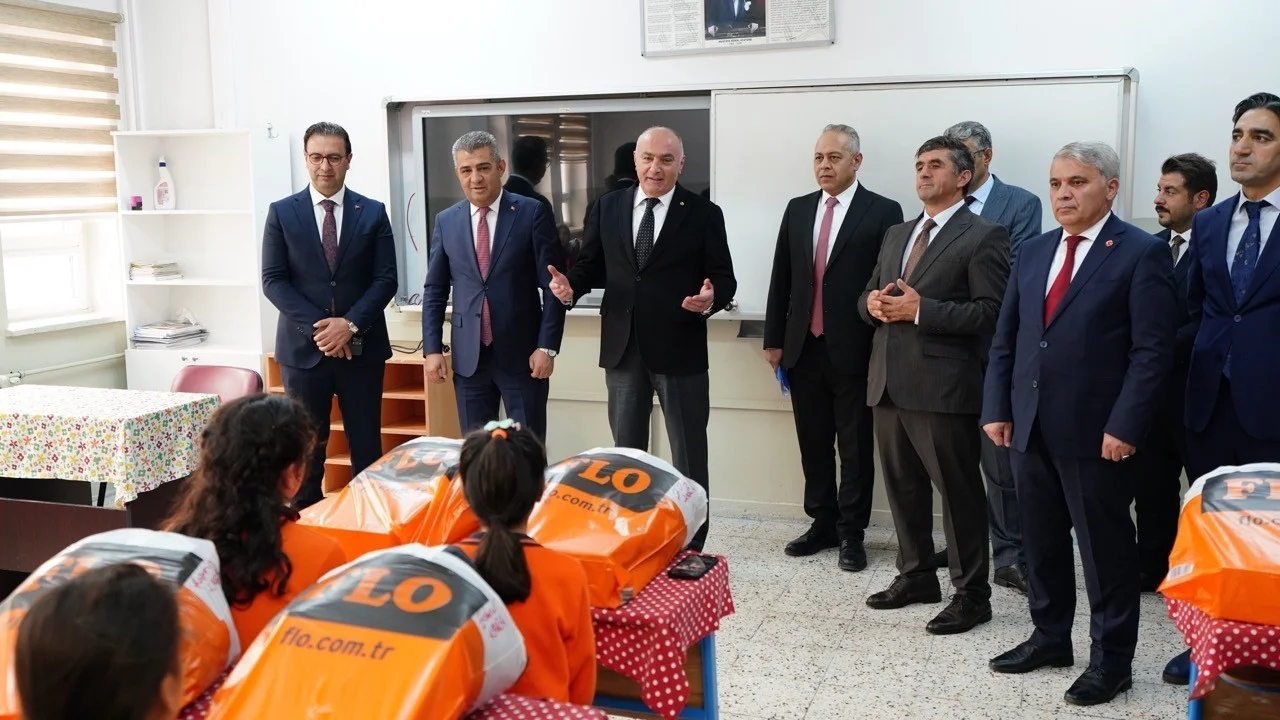 TOBB ve ETSO’dan sosyal sorumluluk kapsamında 250 öğrenciye bot ve mont desteği