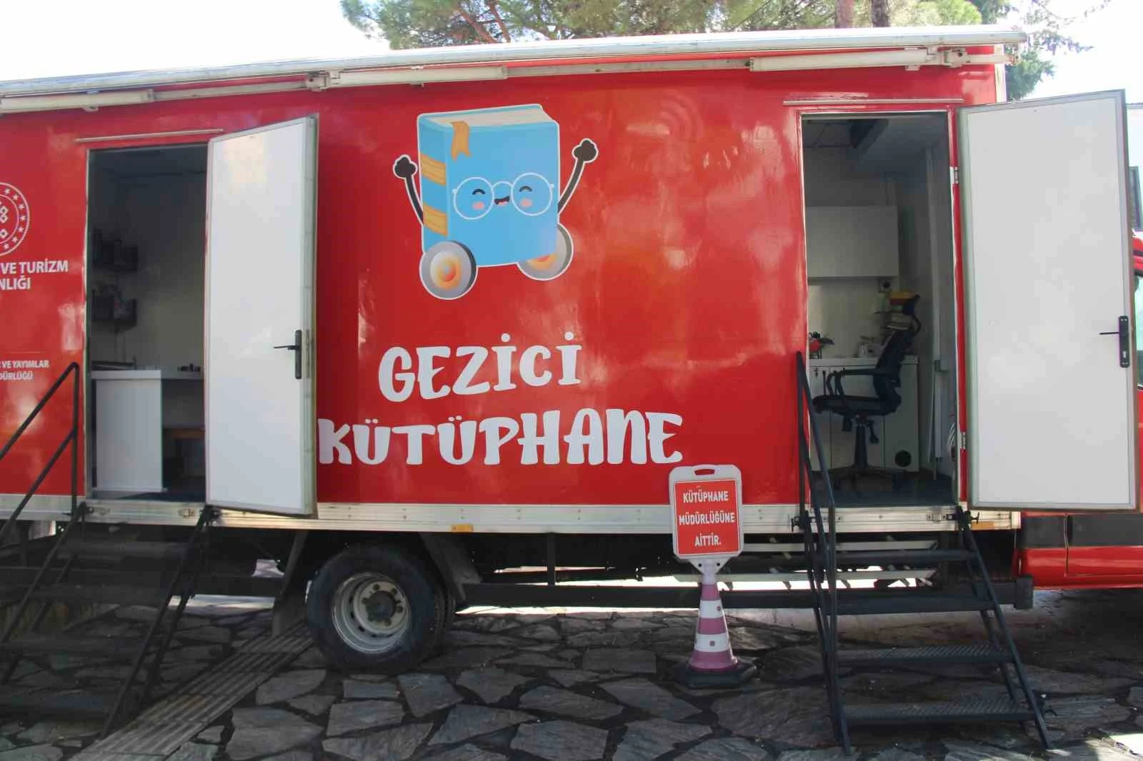 Muğla Halk Kütüphanesi’nde hizmet gezici kütüphaneyle sürüyor