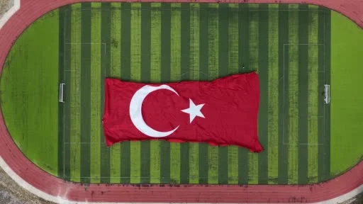 MSB: "3 bin 37,5 metrekarelik dev Türk bayrağımız gökyüzünde dalgalandırıldı"