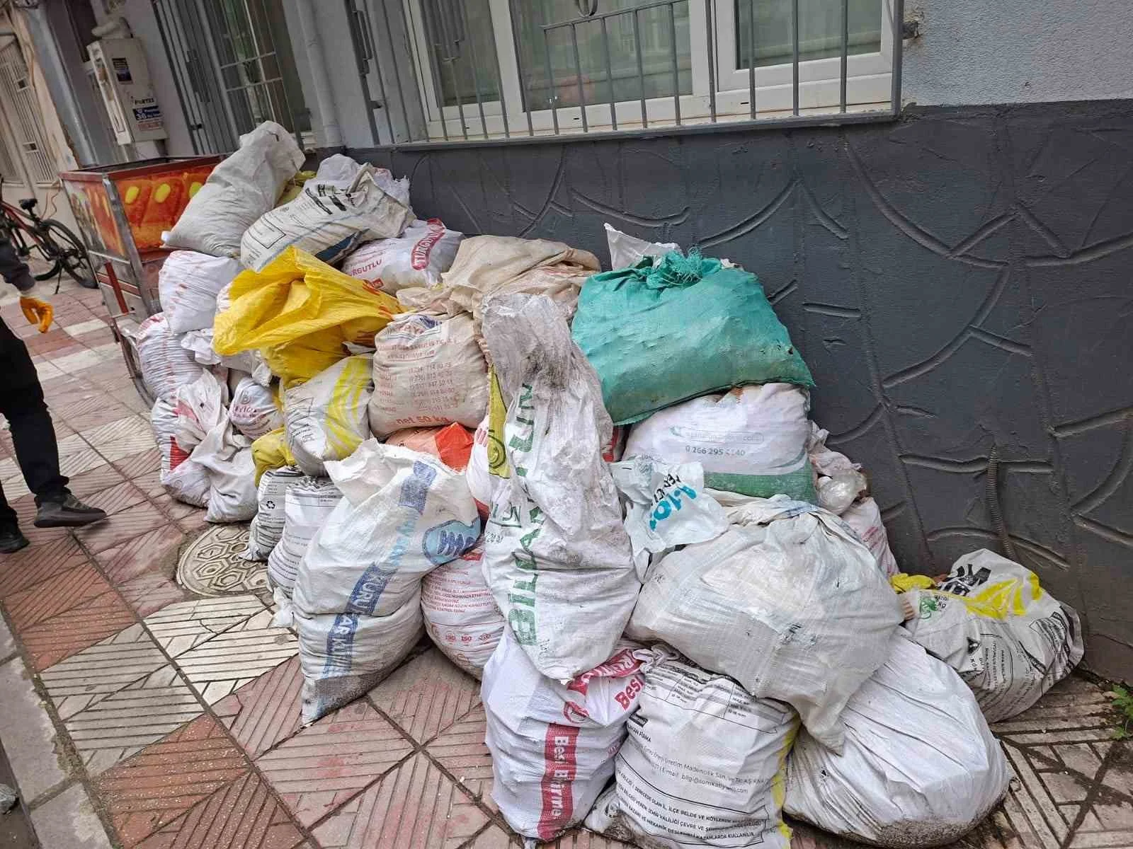 Şehzadeler’de moloz bırakanlara ceza uyarısı