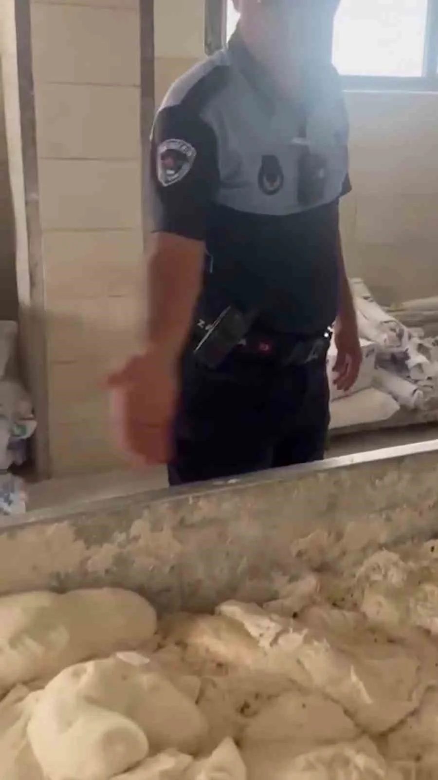 Hamam böceği ve sigara izmaritinden geçilmeyen fırında mide bulandıran görüntüler