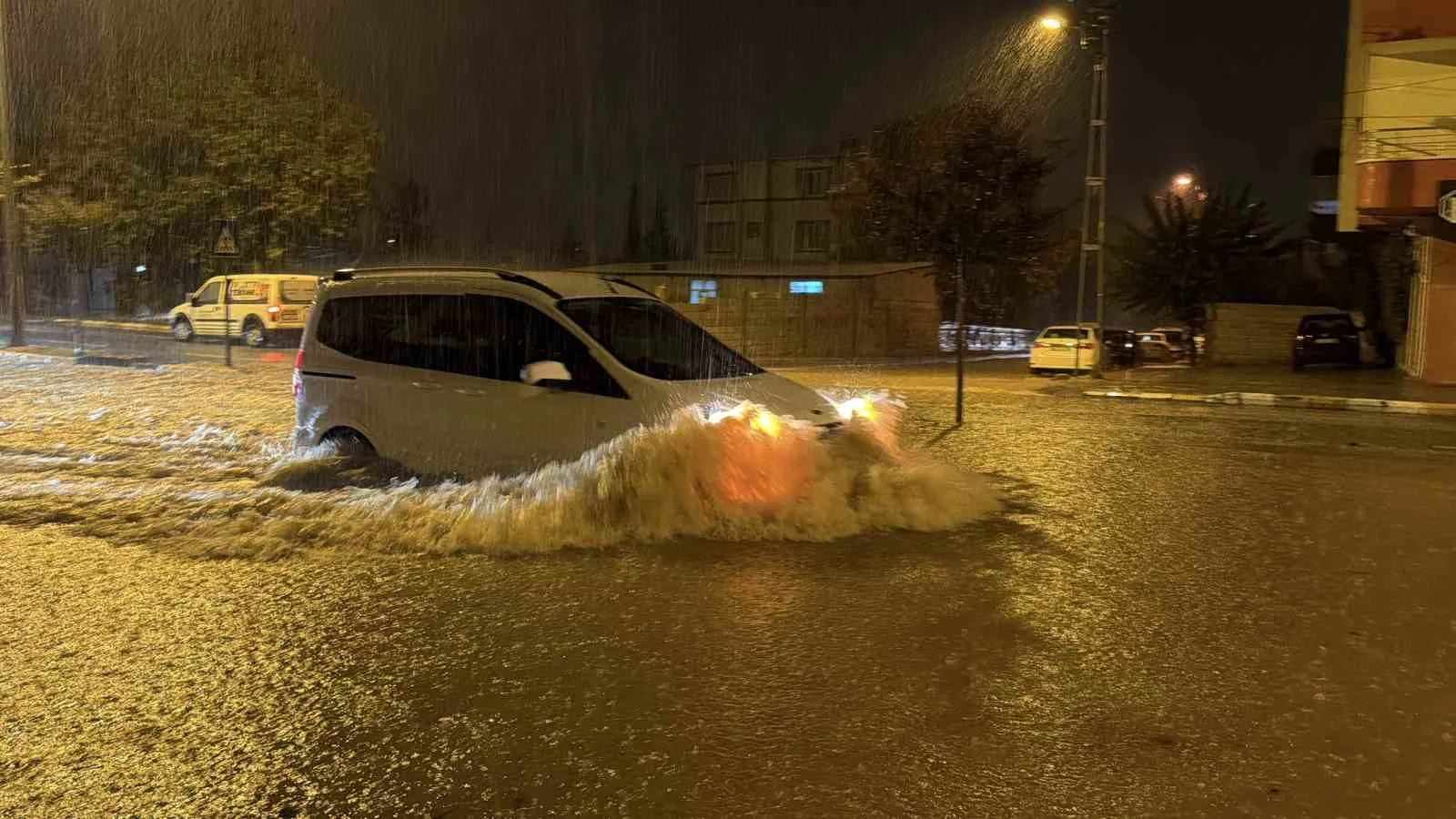 Adıyaman’da şiddetli yağış hayatı felç etti: Birçok araç mahsur kaldı