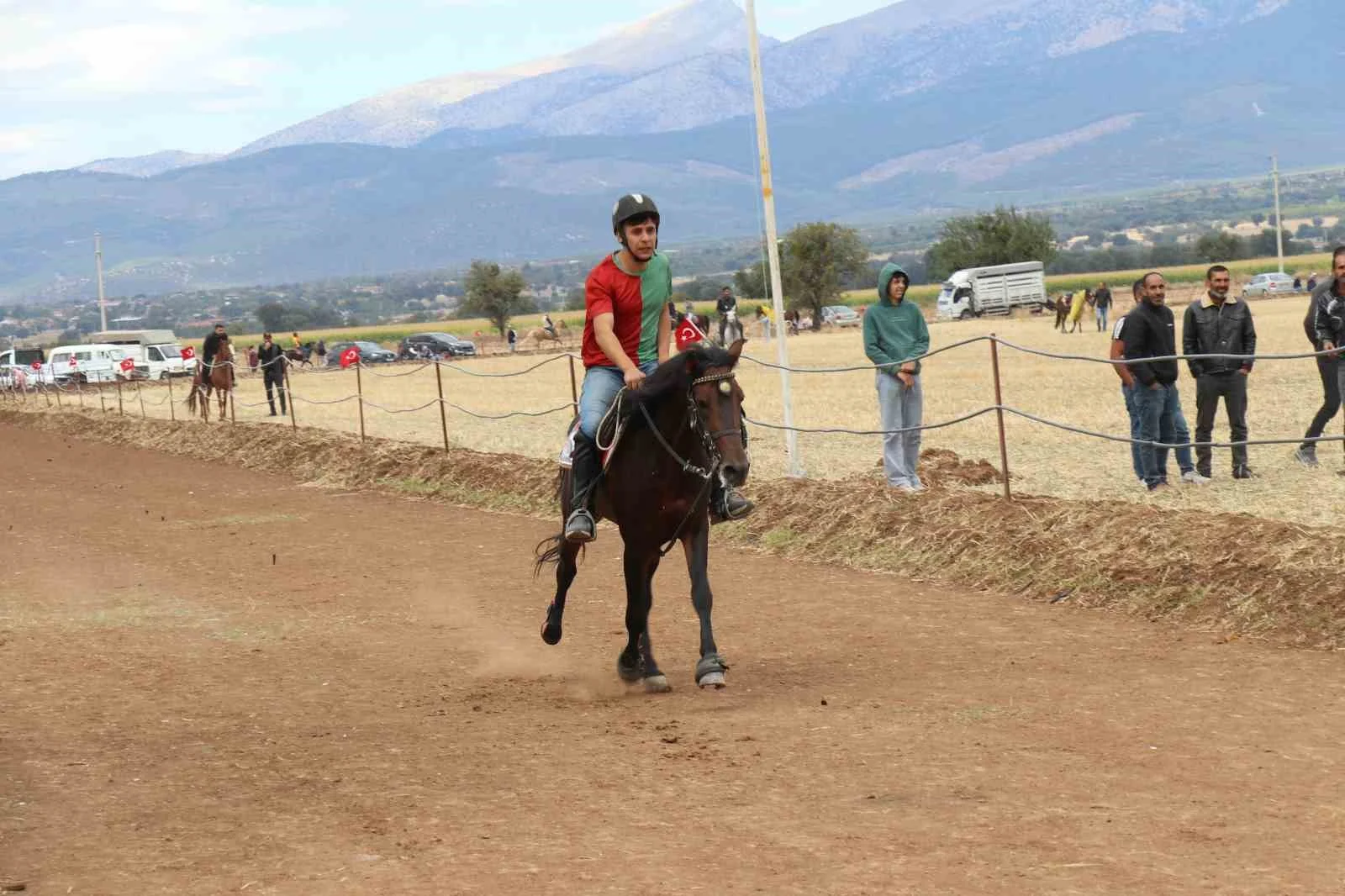 Kızılcabölük Rahvan At Yarışları’nda kıyasıya rekabet yaşandı