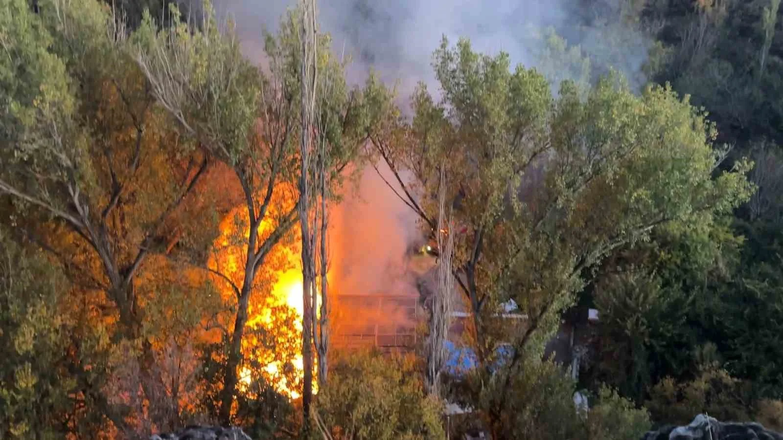 Bağ evindeki yangında piknik tüpü bomba gibi patladı