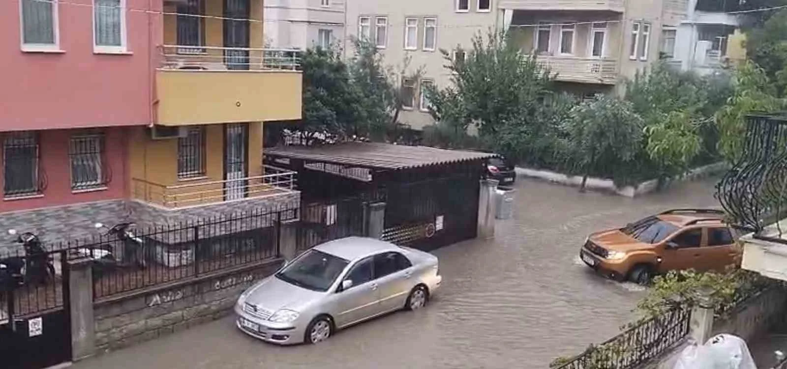 Fethiye’de sağanak yağış hayatı olumsuz etkiledi