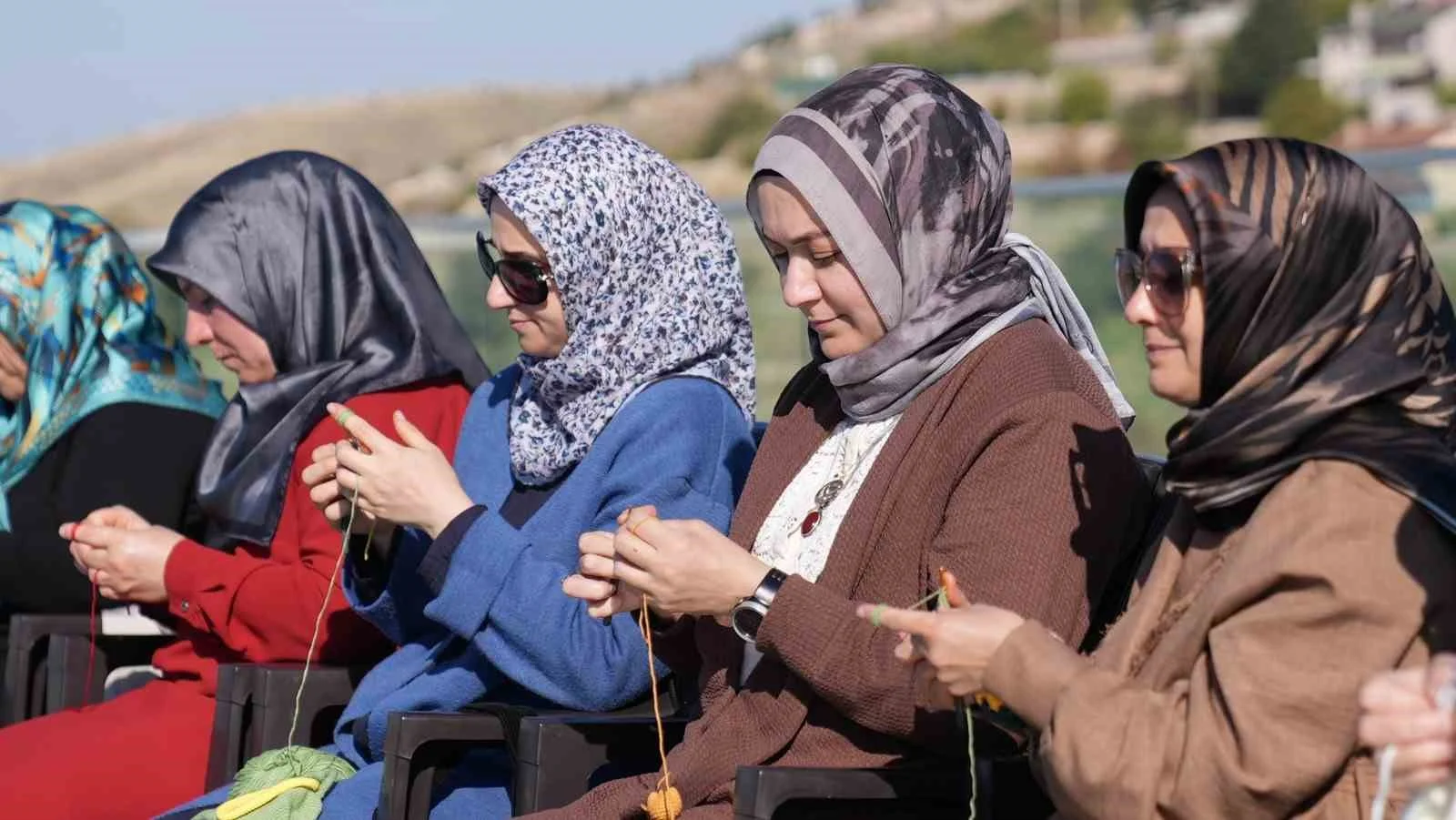 Harput Cam Seyir Terası’nda manzara eşliğinde örgü keyfi