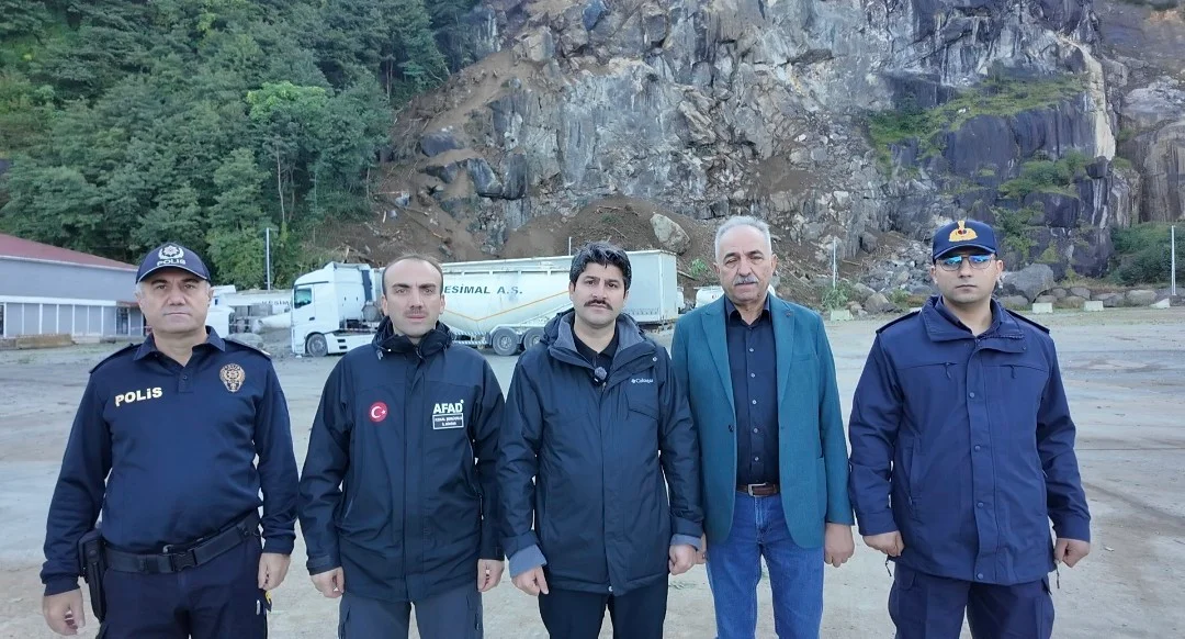 Hopa Kaymakamı Uğur Karakaya: "Heyelan alanının güvenliği alındı; Tır parkımızı tahliye ettik"