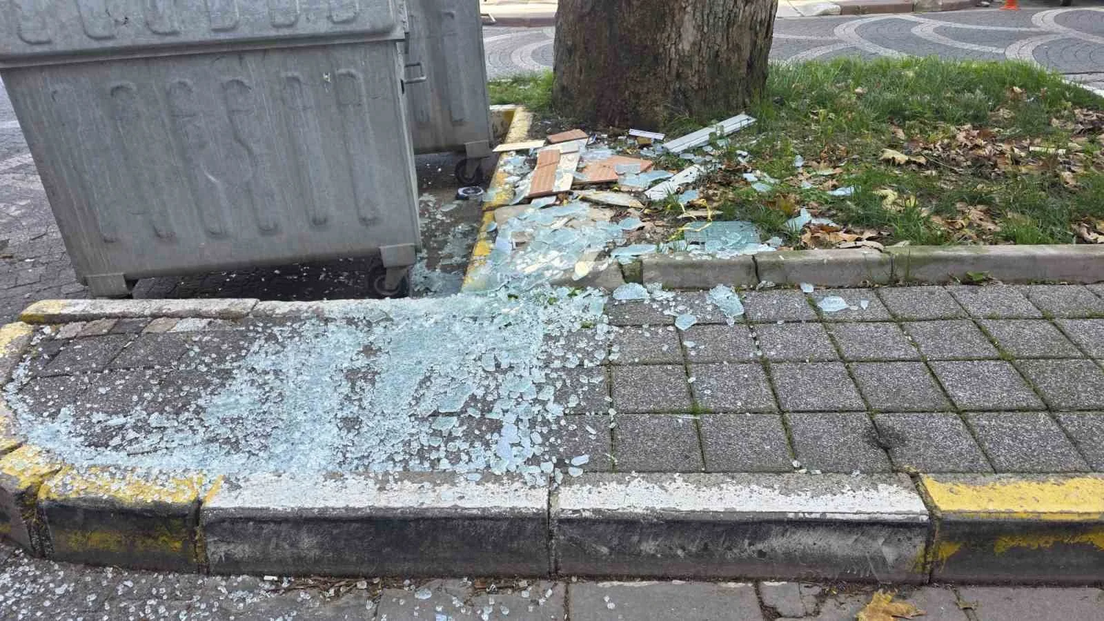 Bandırma’da tadilat atıkları yola savruldu, duşakabin camları tuzla buz oldu