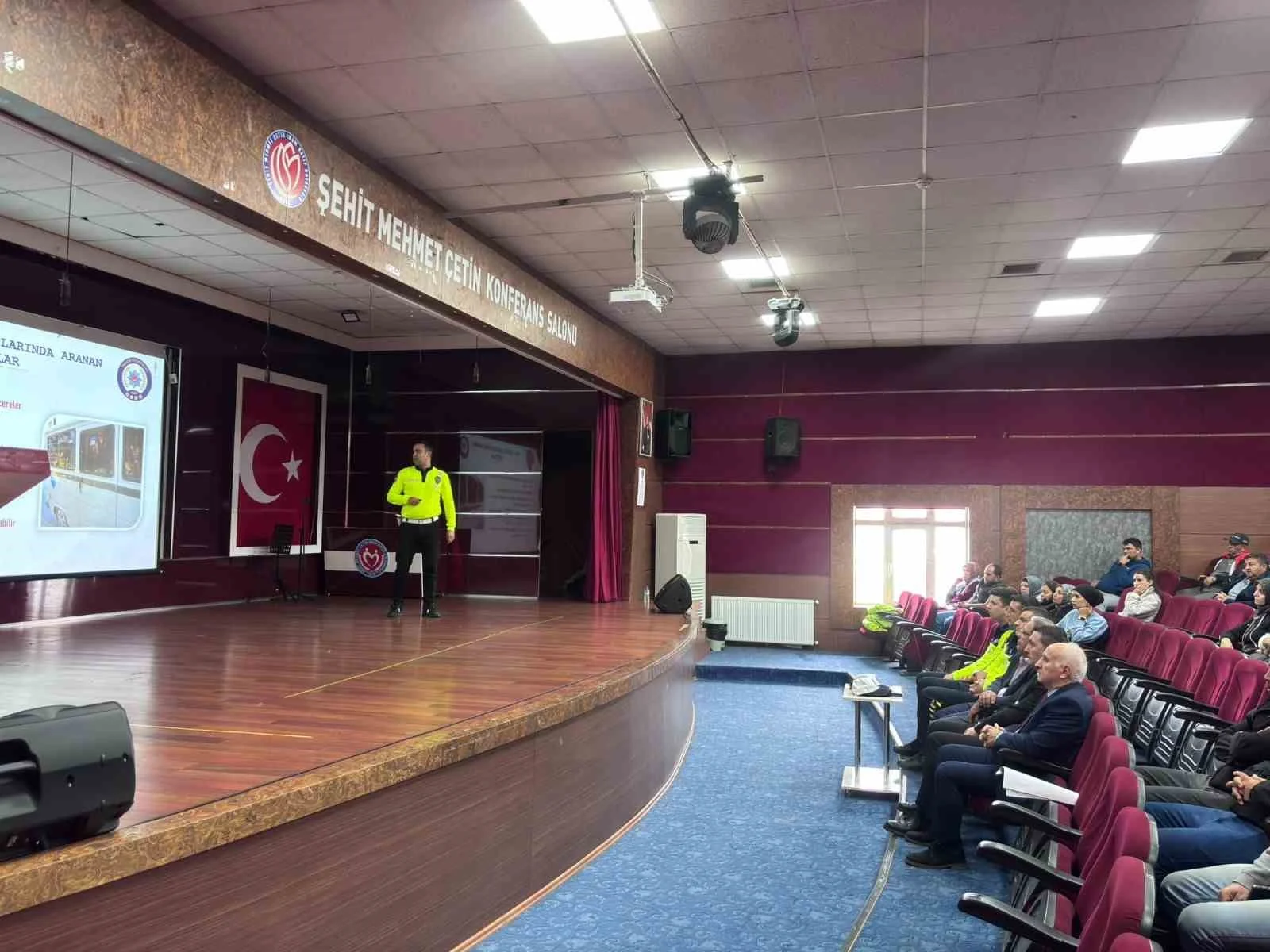 Uşak’ta okul servisi sürücülerine trafik güvenliği eğitimi